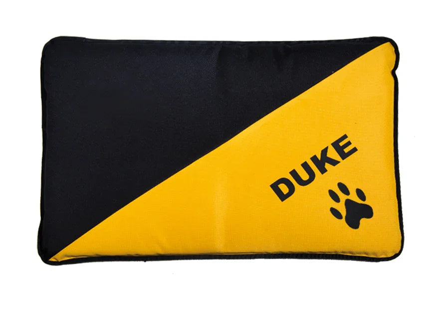 Cama personalizada para perro en negro y amarillo con nombre Duke y huella impresa