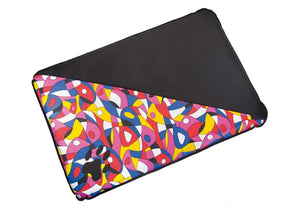 Colchoneta para perro con diseño abstracto colorido y huella negra, fondo blanco