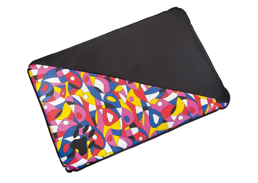 Colchoneta para perro con diseño abstracto colorido y huella negra, fondo blanco