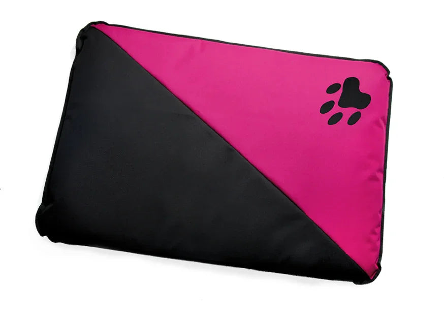 Cama para perro de tela impermeable en color fucsia y negro con huella decorativa, cómoda y resistente.