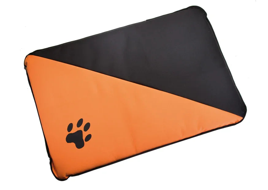 Cama para perro rectangular bicolor naranja y negra con huella estampada