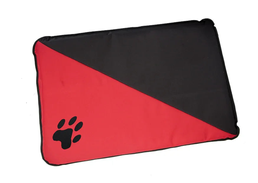 Cama rectangular para perro en rojo y negro con huella, ideal para descanso de mascotas