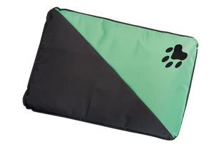 Cama rectangular para perro en verde y negro con huella de mascota decorativa