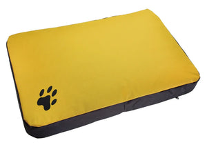 Cama rectangular amarilla para perro con huella negra, colchón cómodo y resistente.