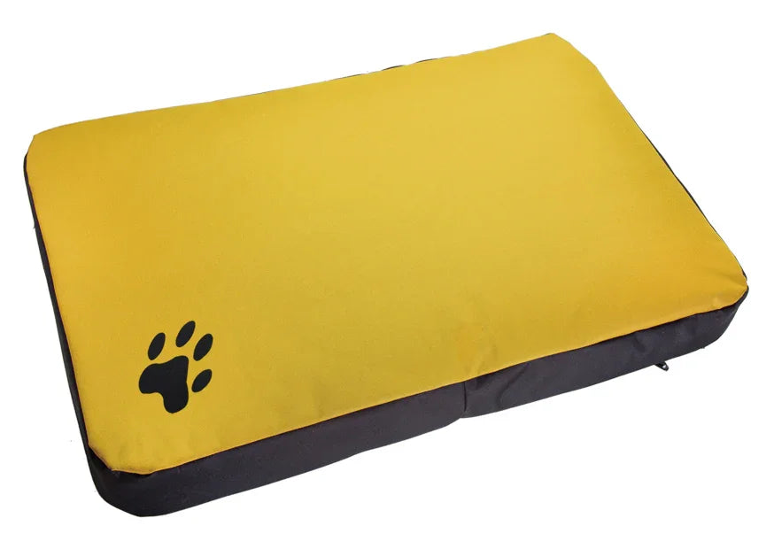 Cama rectangular amarilla para perro con huella negra, colchón cómodo y resistente.
