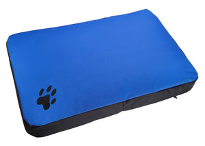 Cama rectangular azul para perro con huella negra, base antideslizante.