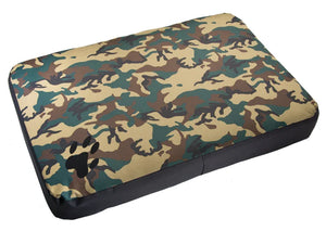 Colchón para perro rectangular con funda de camuflaje y huella negra en una esquina