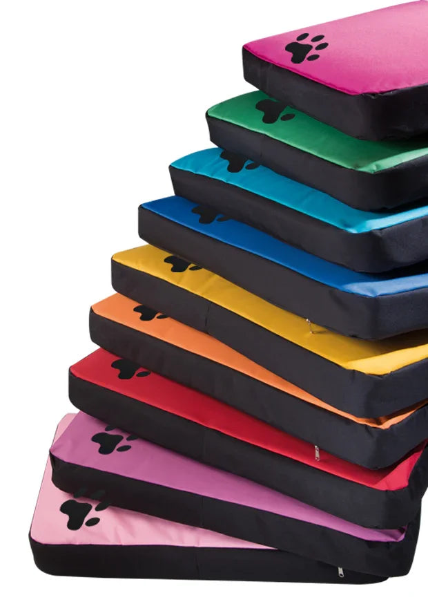 Camas para perro de colores variados con huella impresa, apiladas en torre