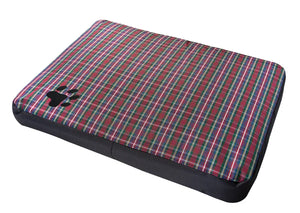 Colchón para perro diseño escocés a cuadros con huella negra, base negra, rectangular.