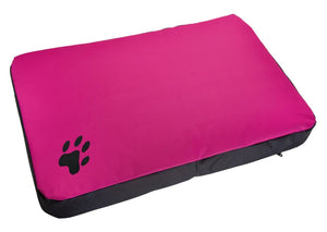 Cama rectangular para perro en color fucsia con base negra y huella impresa, cómoda y resistente.
