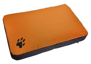 Cama rectangular naranja para perro con huella negra, cómoda y lavable.