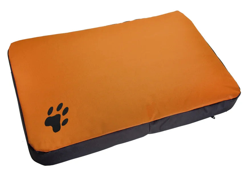 Cama rectangular naranja para perro con huella negra, cómoda y lavable.