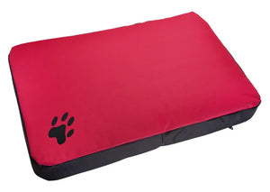 Cama rectangular para perro color rojo y negro con huella estampada, resistente y cómoda.