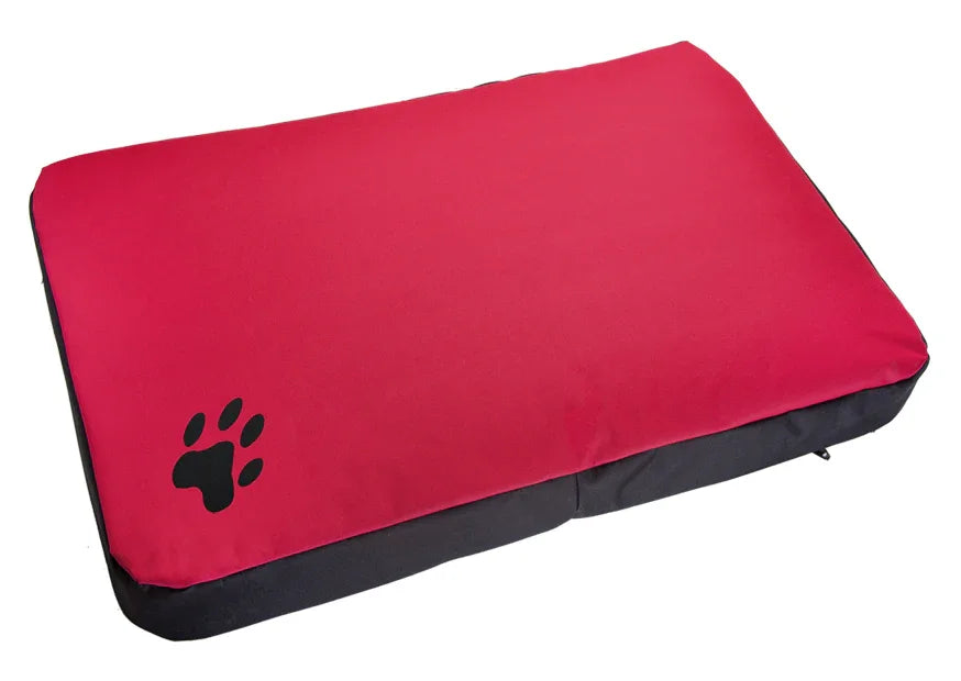 Cama rectangular para perro color rojo y negro con huella estampada, resistente y cómoda.