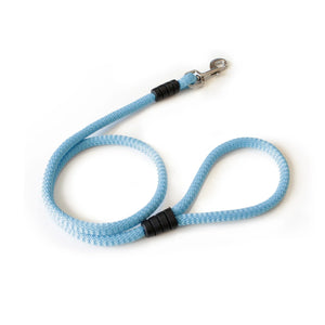 Correa azul claro para perro, cuerda resistente con mosquetón metálico, fondo blanco