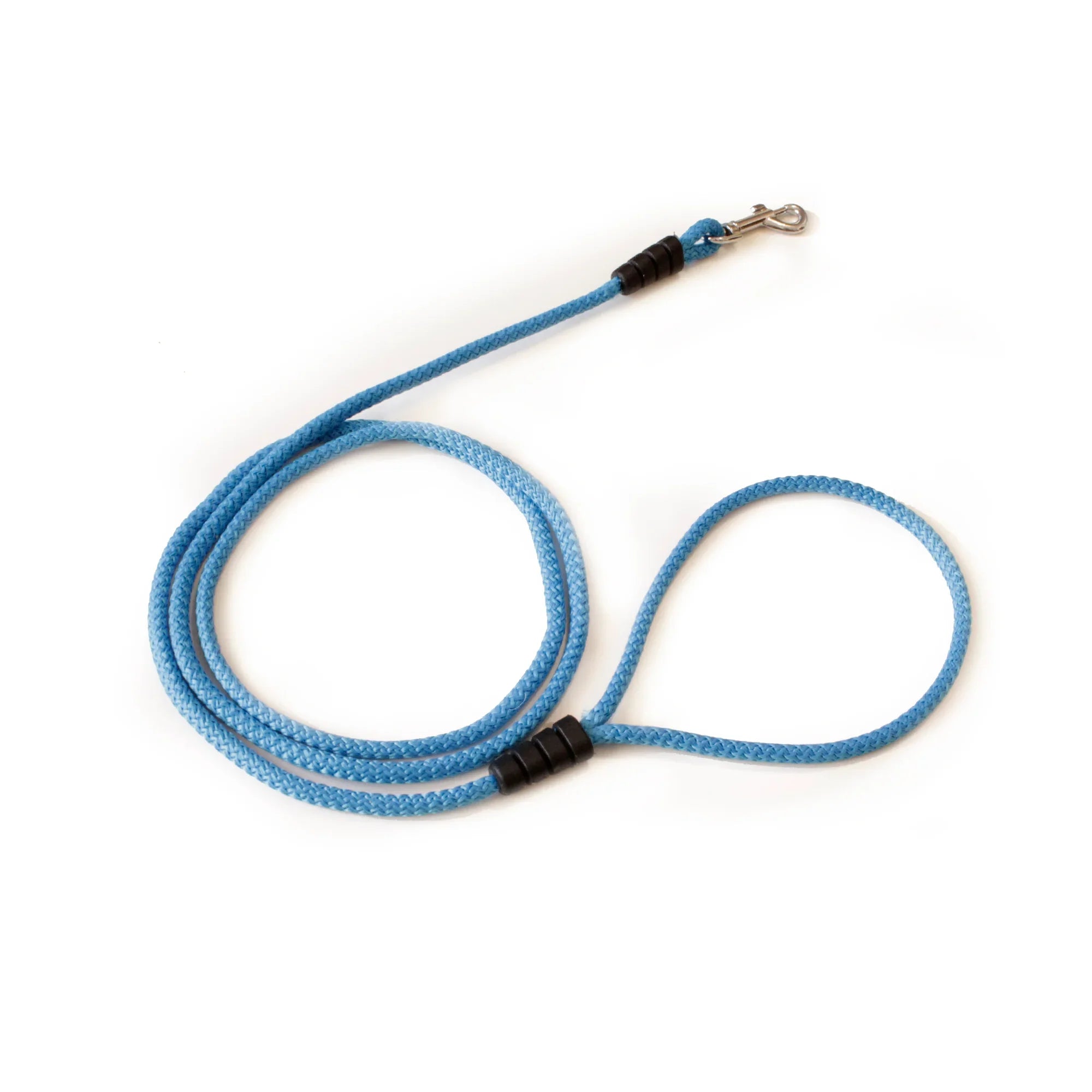 Correa fina para perro en color azul claro, tejido resistente con mosquetón metálico.