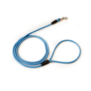 Correa fina para perro en color azul claro, tejido resistente con mosquetón metálico.