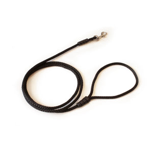 Correa negra para perro de nylon trenzado con gancho metálico resistente, fondo blanco