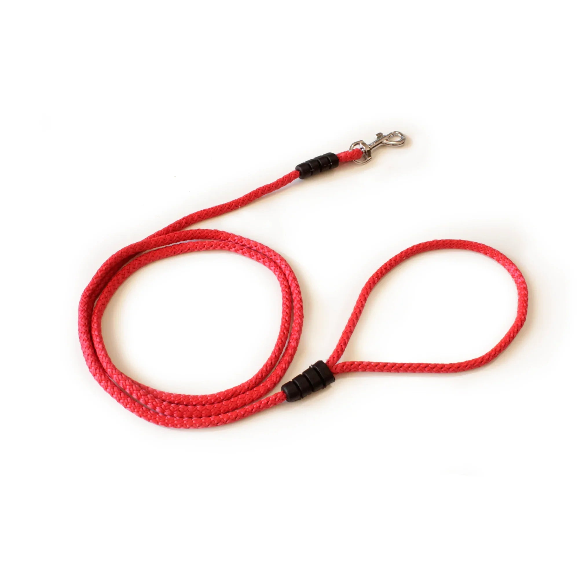 correa para perro de color rojo con mosquetón metálico sobre fondo blanco