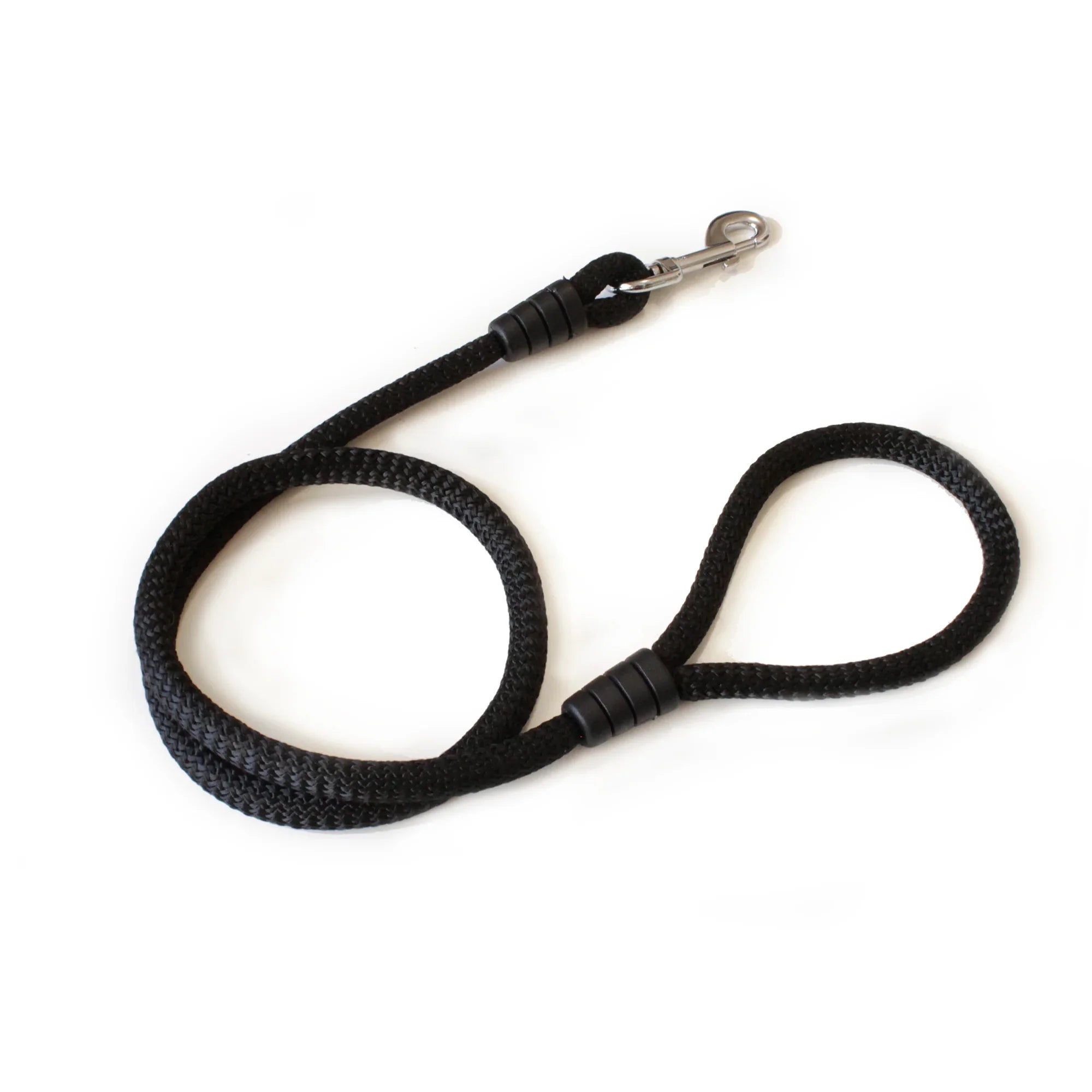 Correa negra para perro de nylon resistente con mosquetón metálico sobre fondo blanco.