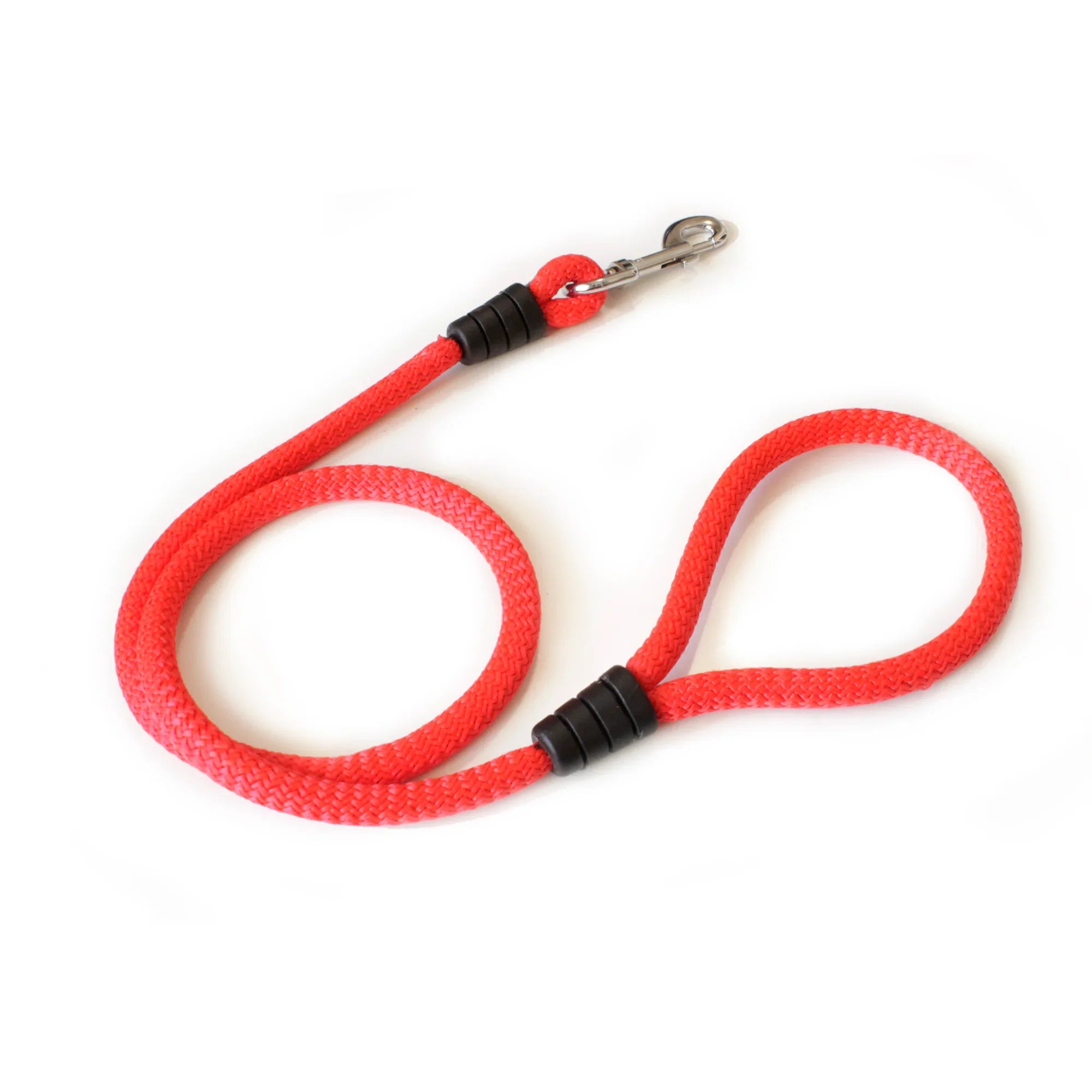 Correa para perro de cuerda roja con mosquetón metálico, fondo blanco.