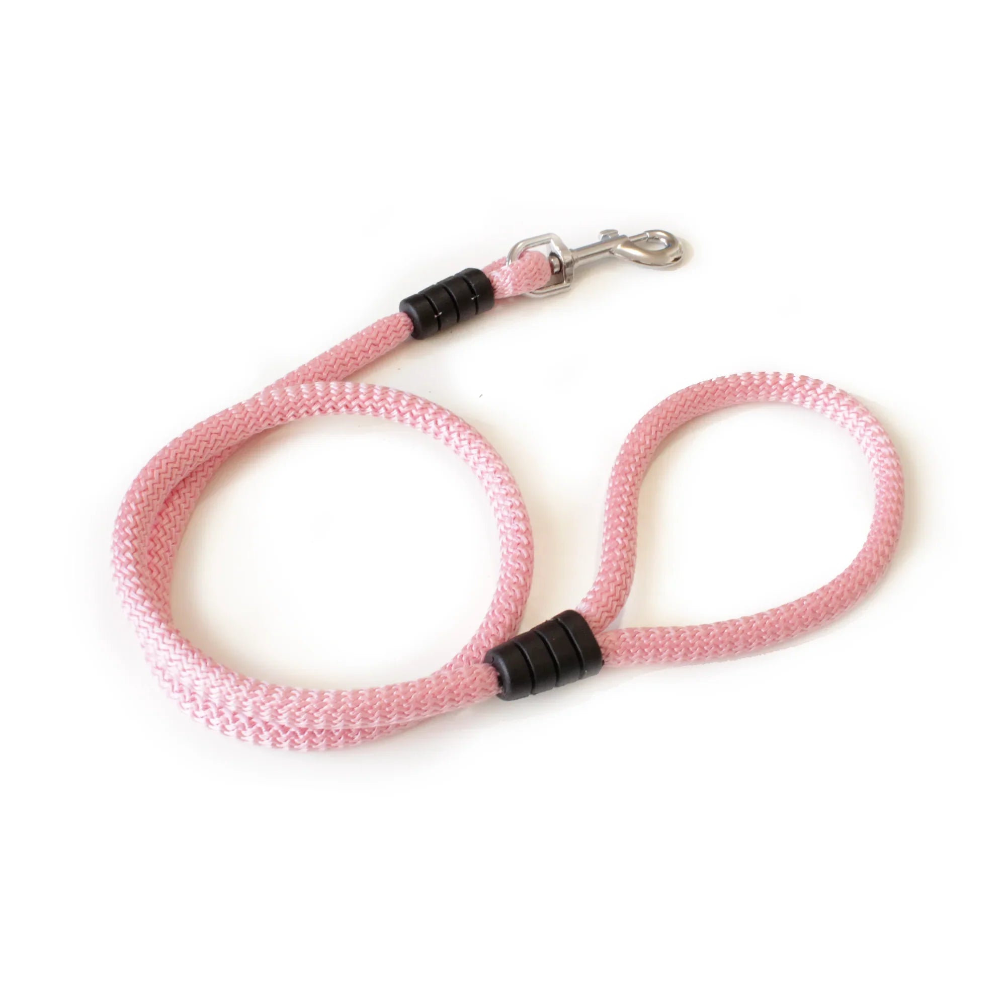 Correa rosa resistente para perro con mosquetón metálico y detalles negros, fondo blanco.