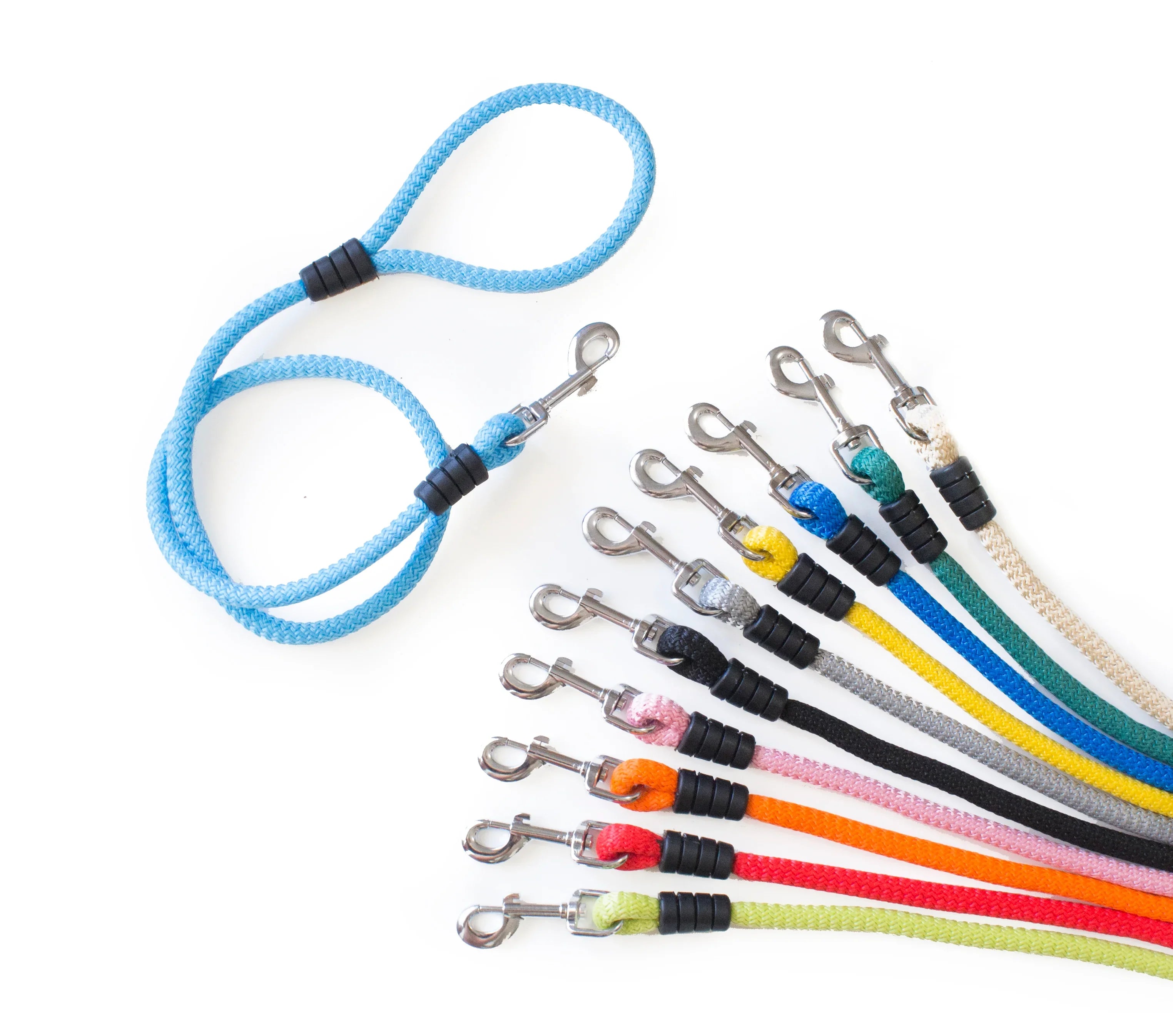 Correas para perro de cuerda resistentes en varios colores sobre fondo blanco.
