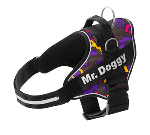 Arnés personalizado para perros con diseño cósmico, colores morado y amarillo, etiqueta visible