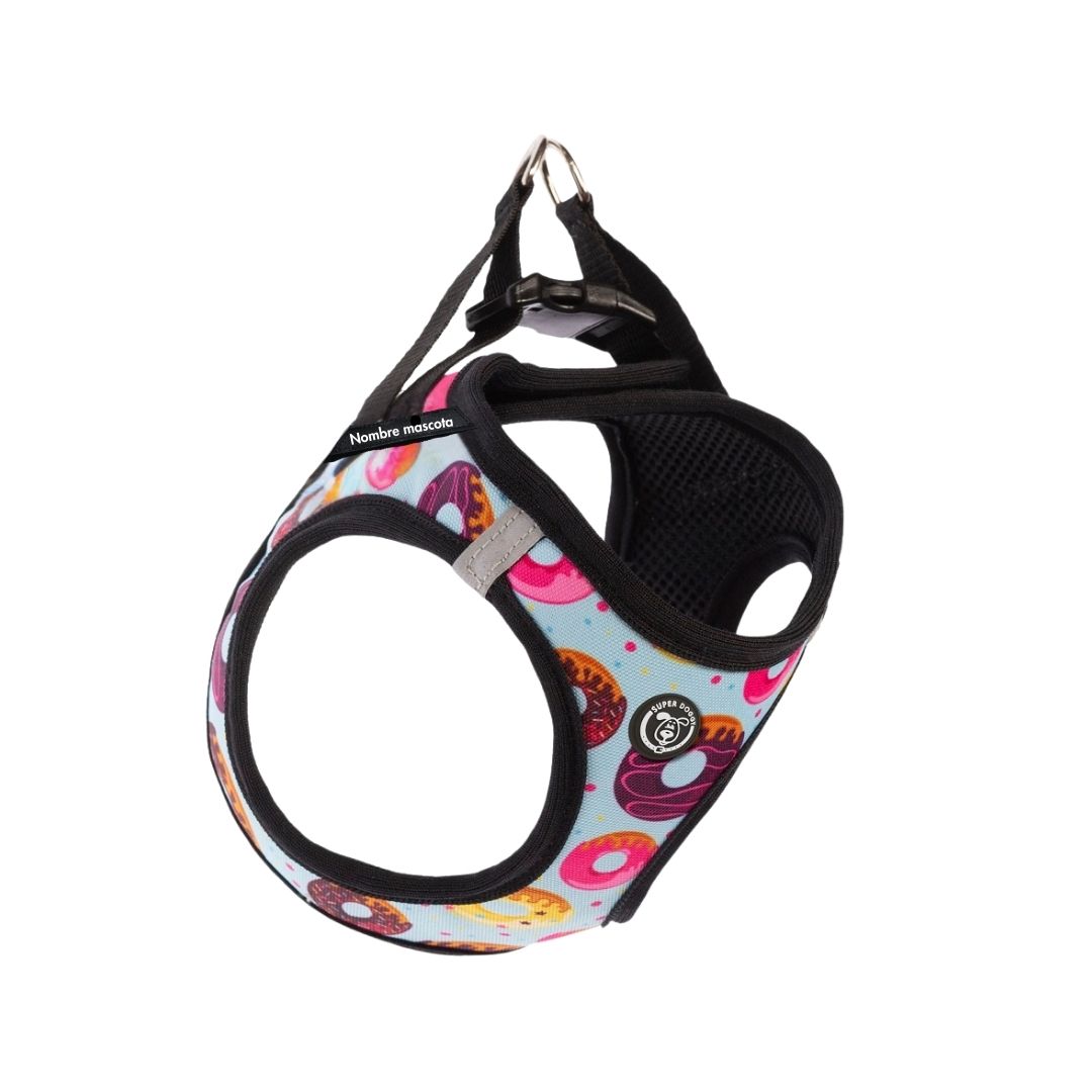perro-pequeno-con-arnes-personalizado-donuts