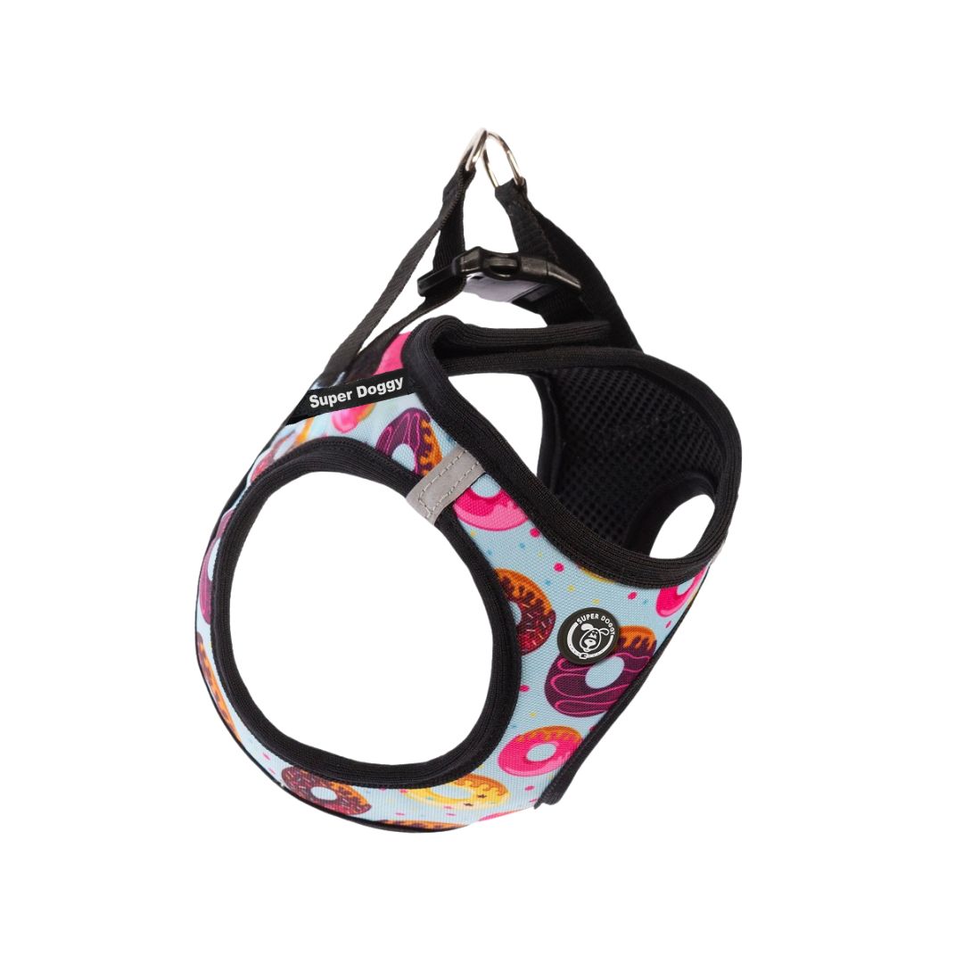 perro-pequeno-con-arnes-personalizado-donuts
